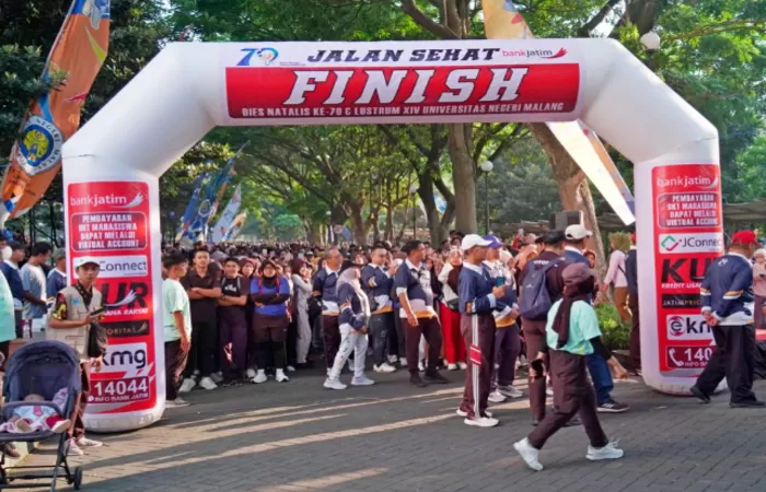 Sivitas akademika UM bersiap mengikuti fun walk dalam rangka peringatan Lustrum XIV Dies Natalis ke 70