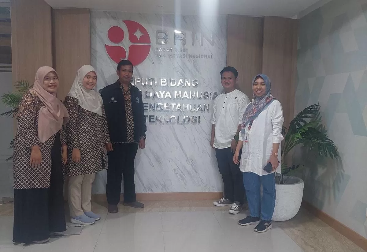 Para peneliti dari dari Universitas Negeri Malang (UM) Dr. Diniy Hidayatur. R., M.Pd, Riskiyana Prihatiningsih, M.Pd, dan Widya Multisari., M.Pd di Gedung BRIN