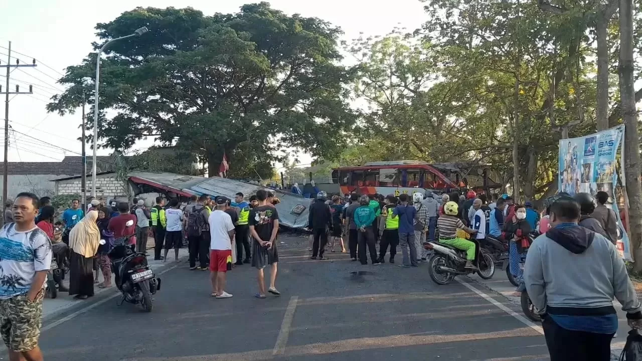 Kecelakaan Maut Bus Eka Vs Sugeng Rahayu Di Ngawi, Bodi Bus Terlepas ...