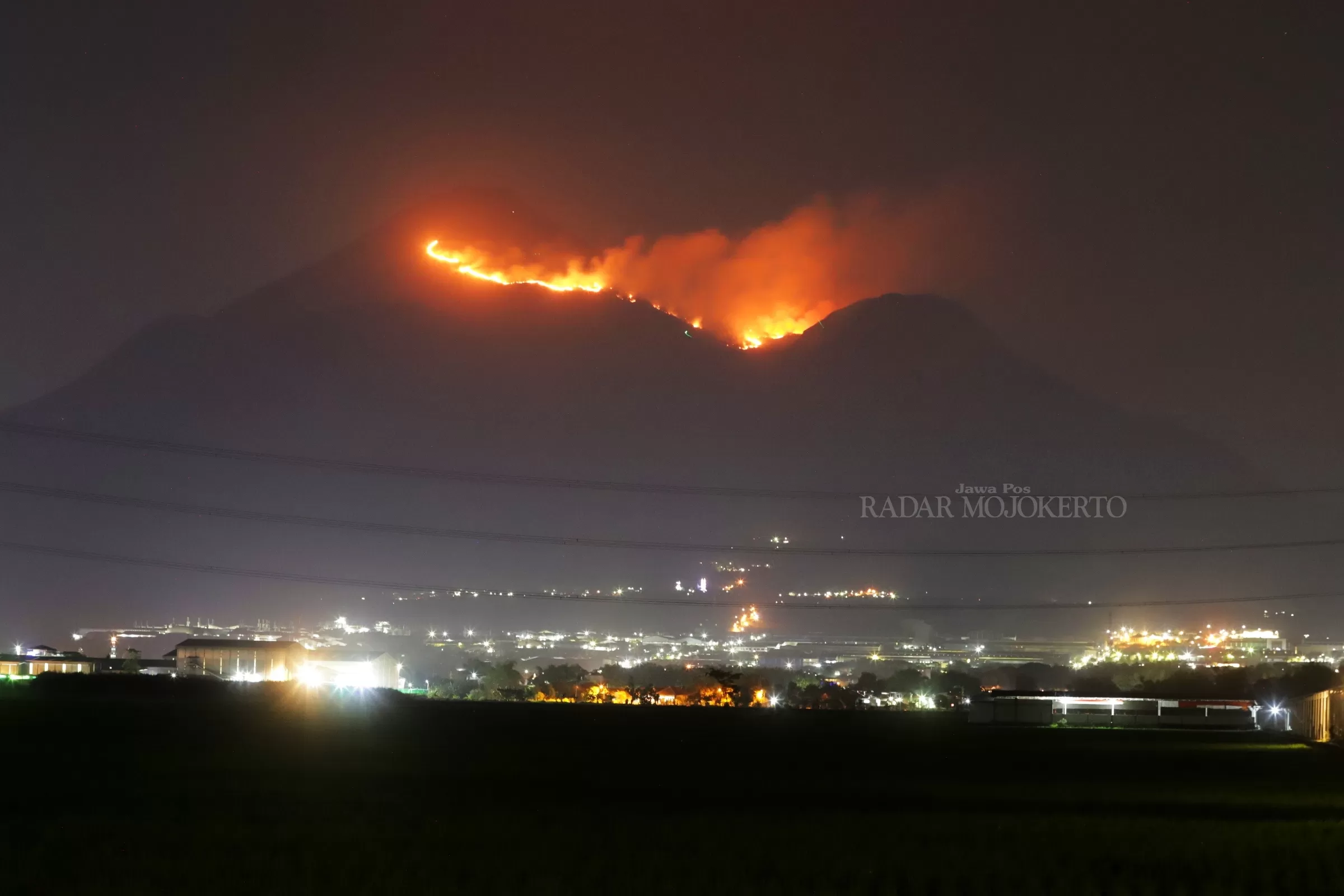 Api Kebakaran Menyala Di Punggung Gunung Penanggungan, Begini ...