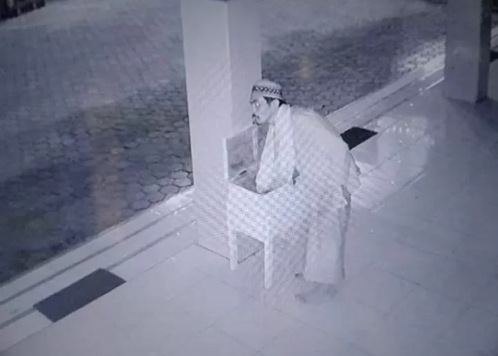 Terekam CCTV, Begini Penampilan Maling Kotak Amal Masjid Di Bungah ...