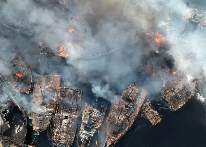 Kondisi kapal yang terbakar di Pelabuhan Jongor, Tegal, Selasa (15/8).  ((ANTARA/Oky Lukmansyah))