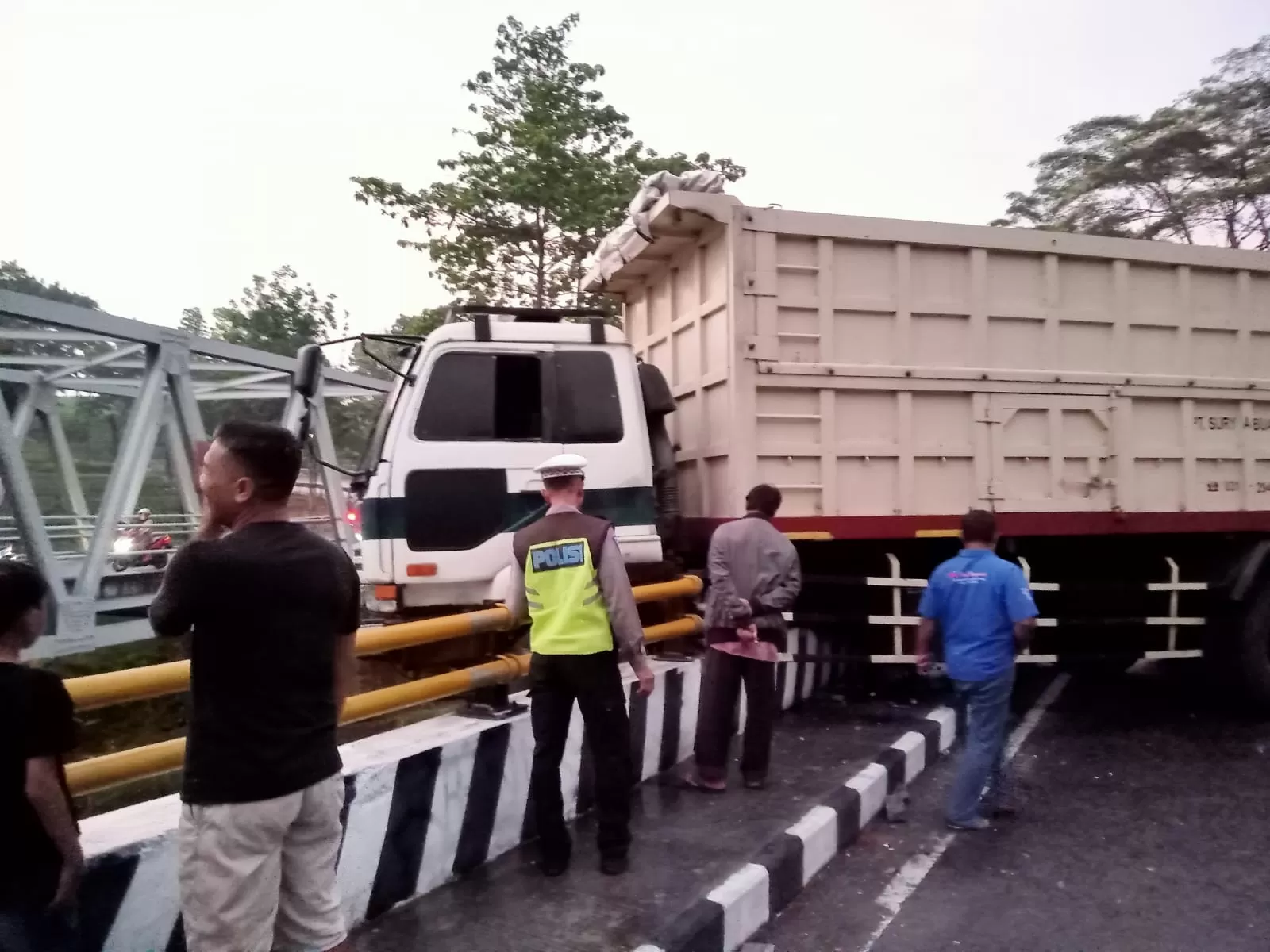 Hilang Kendali Di Tikungan, Truk Tronton Tersangkut Pembatas Jembatan ...