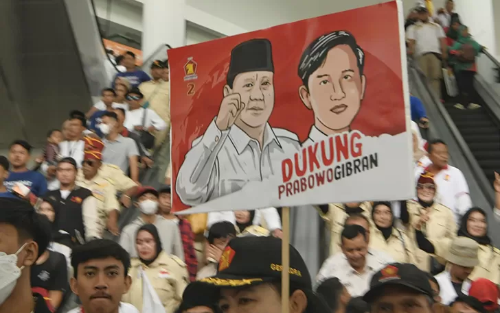 Seorang simpatisan membawa poster dukungan kepada pasangan capres cawapres Prabowo Gibran. (ISTIMEWA)