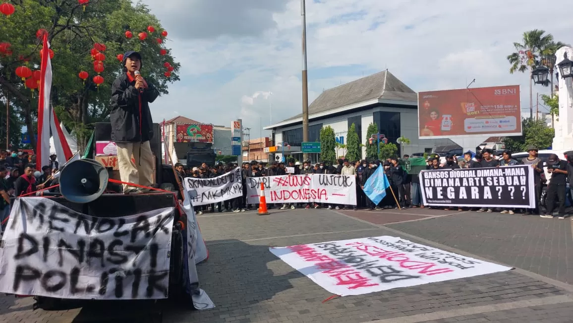 Gelar Demo Tandingan Di Balai Kota Solo, Mahasiswa Dari Beragam ...