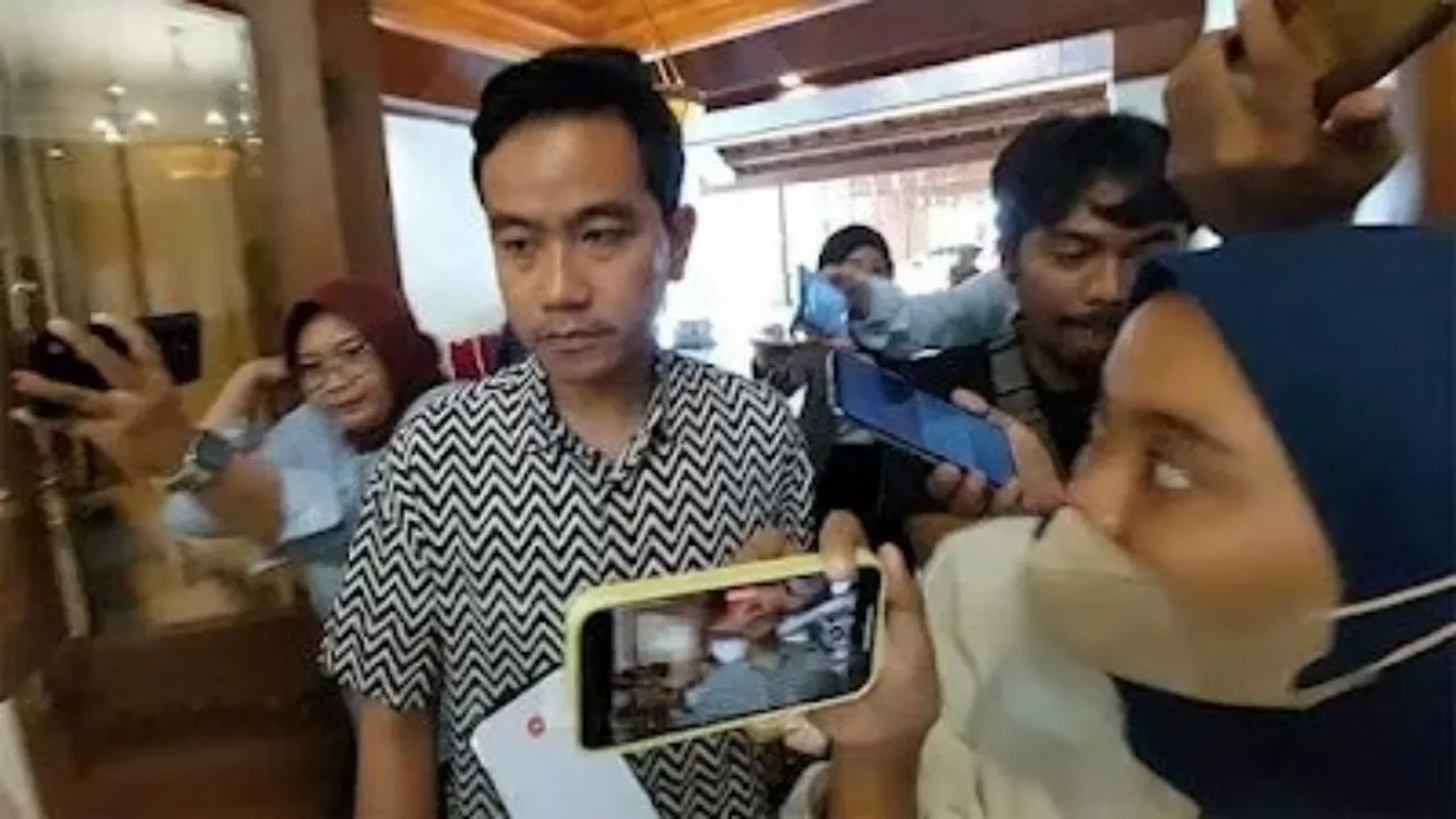 Foto Gibran yang dianggap kelelahan viral di media sosial X. (X/@Kanseulir)