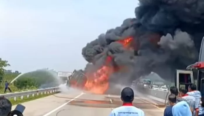 Truk kontainer yang terbakar di Jalan Tol Semarang-Batang KM 359, Jumat (11/10). (Instagram @pekalonganinfo)