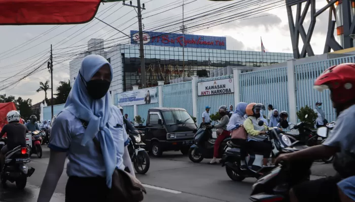 Pegawai PT Sritex di Sukoharjo pulang kerja dari pabrik, Kamis (24/10). (M IHSAN/RADAR SOLO)