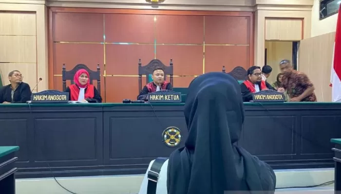 Supriyani, guru honorer SDN 4 Baito saat menjalani sidang di Pengadilan Negeri Andoolo, Konawe Selatan, atas tuduhan dugaan penganiayaan terhadap siswa. (ANTARA/La Ode Muh Deden Saputra)