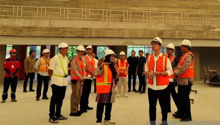 Wakil Presiden Gibran Rakabuming Raka meninjau pembangunan GOR Indoor Manahan Solo, Sabtu (2/11).  (ANTARA/Aris Wasita)