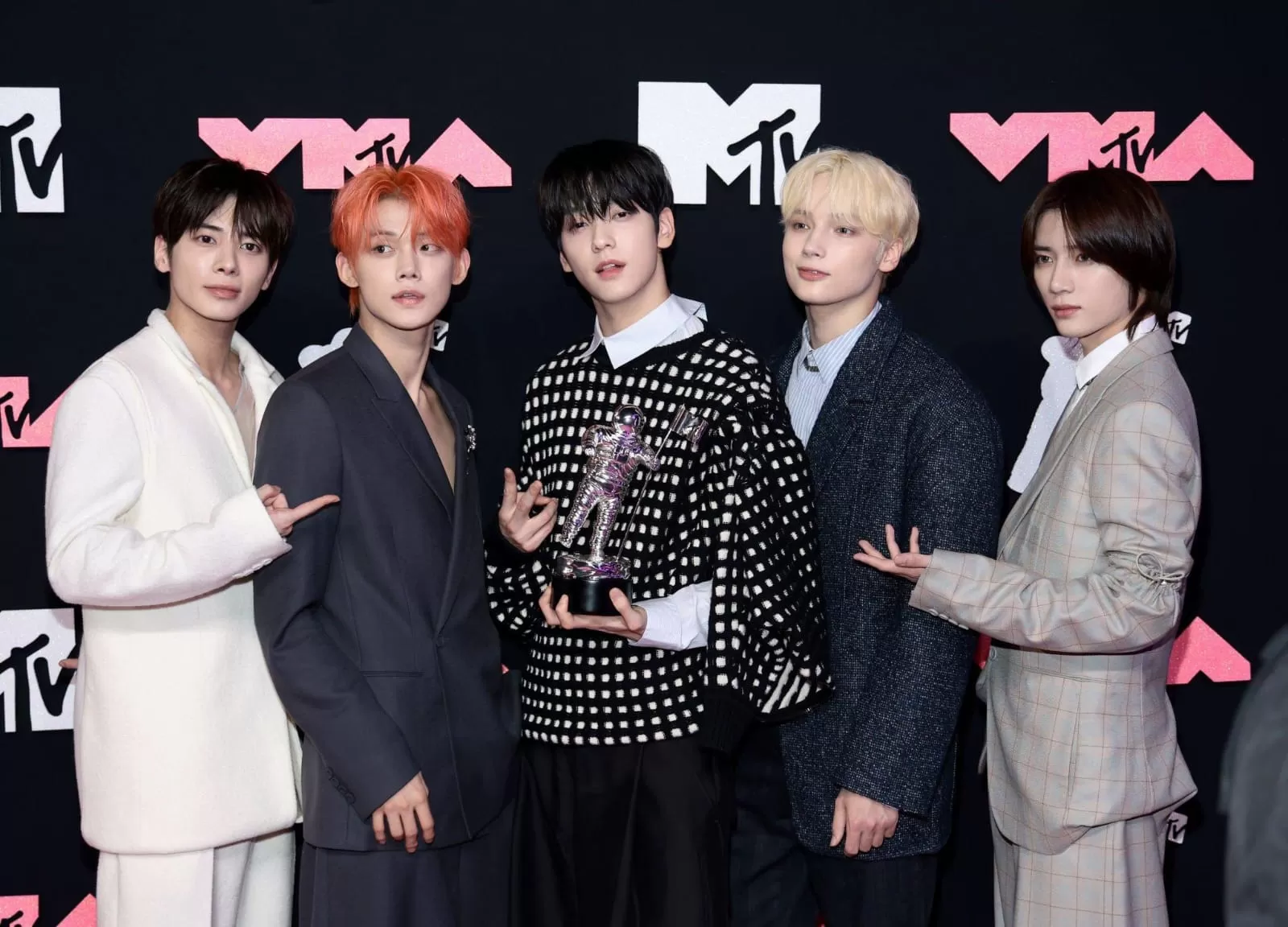 Tampil Perdana di MTV VMA, TXT Bawa Pulang Piala Radar Sidoarjo