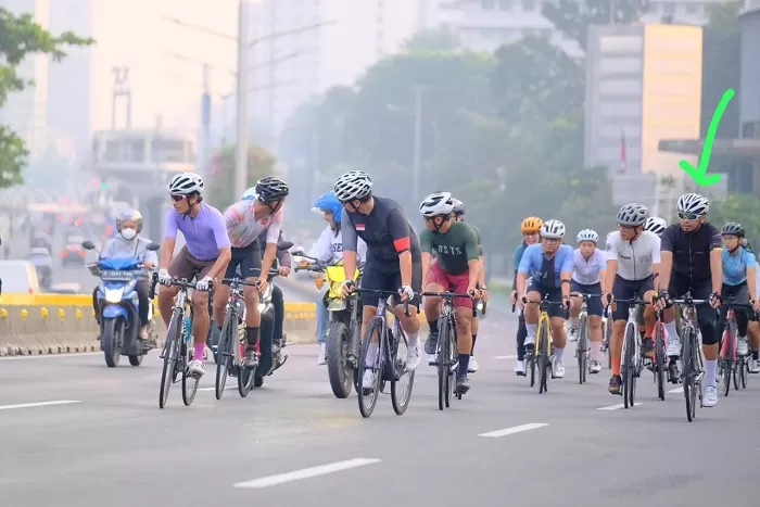 Viral Pengendara Motor Tabrak Rombongan Pesepeda, Pelaku Anggota TNI AL ...