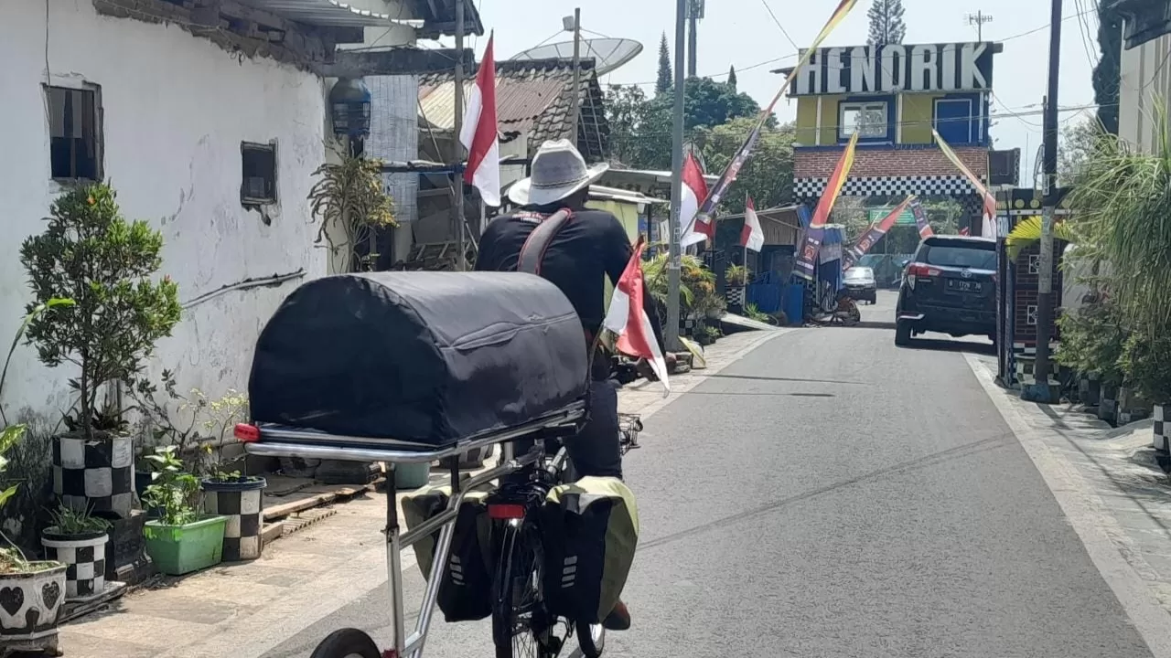 Menolak Lupa Tragedi Kanjuruhan, Pria Kota Batu Bersepeda Keranda Mayat ...