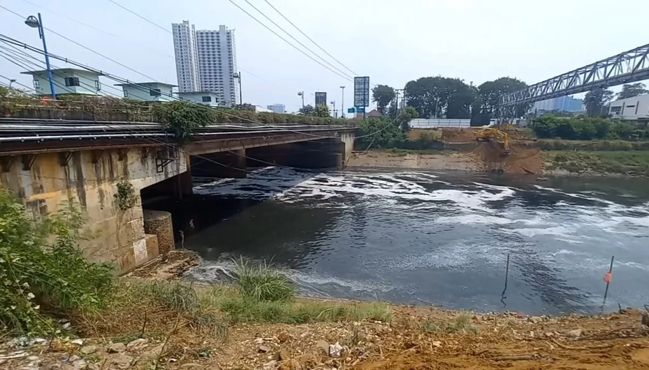 Air Kali Bekasi Kembali Tercemar Limbah Dari Bahan Pencucian Pewarna ...