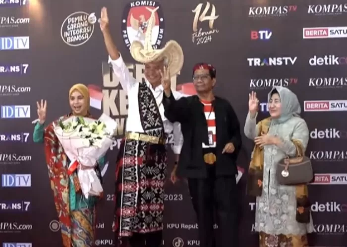 Ganjar-Mahfud Kompak Pakai Baju Adat Di Debat Cawapres Malam Ini ...