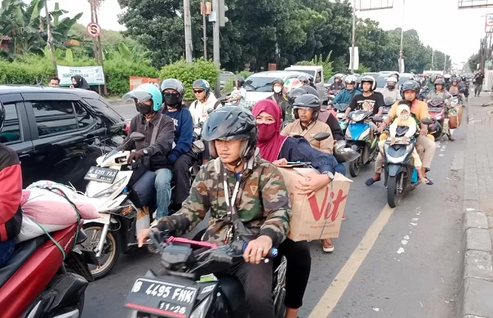 Arus Balik, Puluhan Ribu Kendaraan Pemudik Lintasi Bekasi Menuju ...