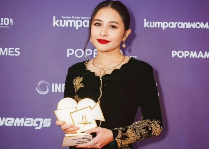 Potret Prilly Latuconsina Terima Piala Penghargaan Festival Film