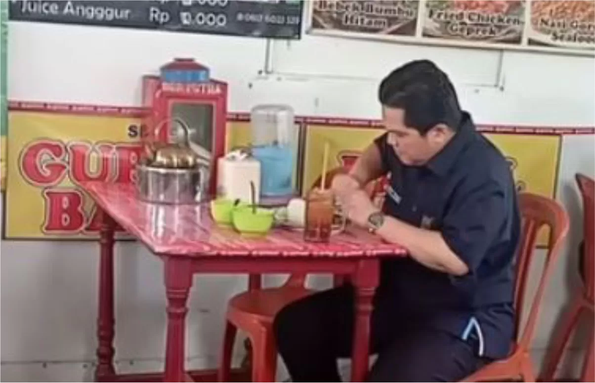 Menteri BUMN, Erick Tohir makan di warung nasi