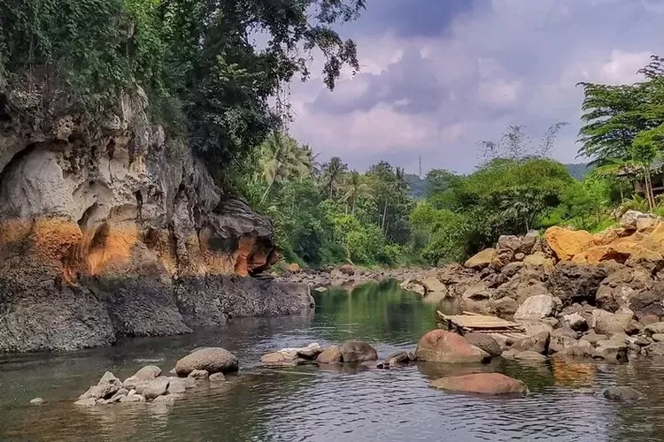 Hidden Paradise di Bandung, Wisata Cantik Sanghyang Kenit Dengan View  Bebatuan Kars Kuno Yang Aesthetic - Nawacita Post