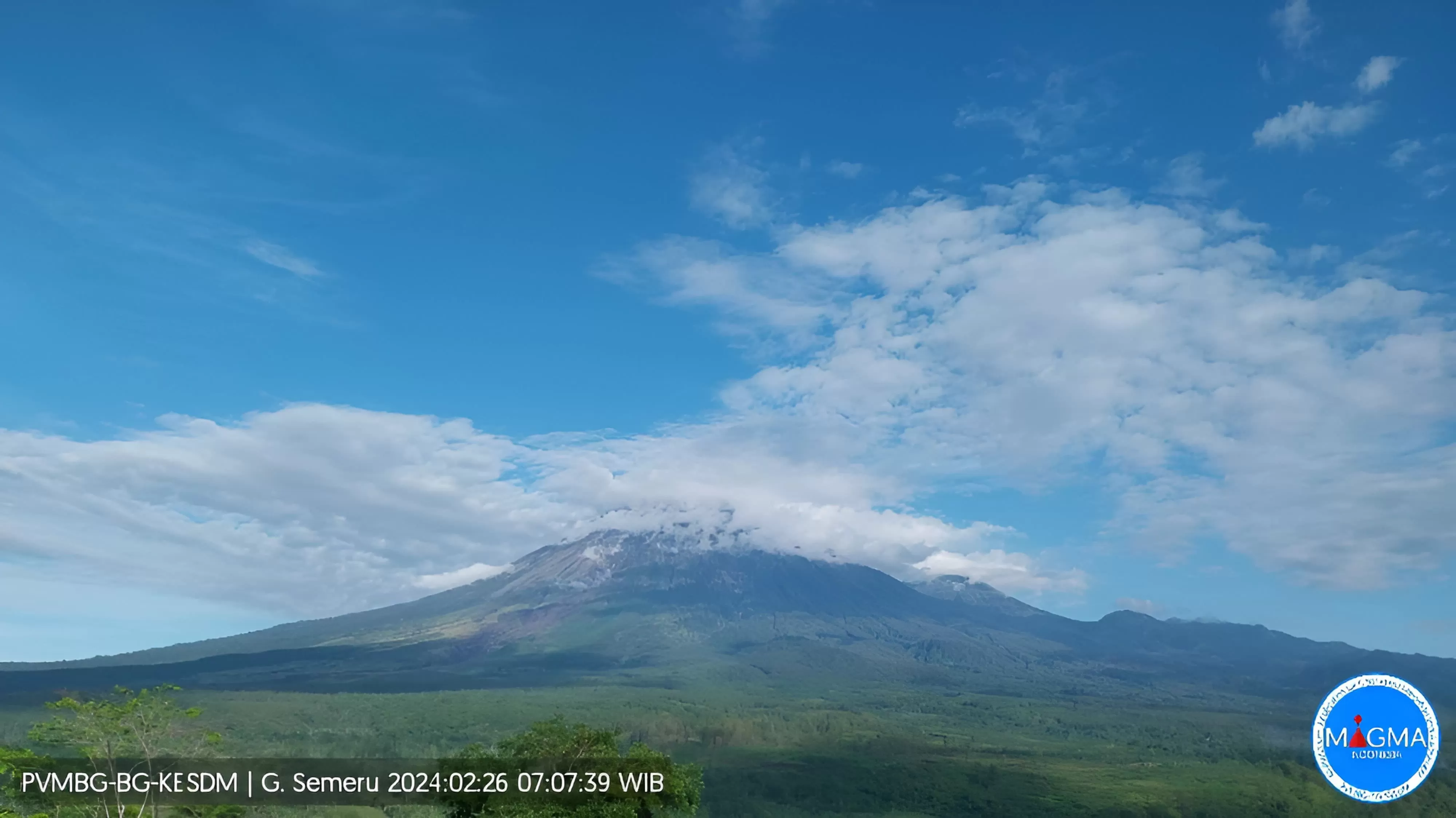 TIDAK DIAM: Kondisi gunung Semeru saat ini berstatus level II (Siaga) sesekali gunung yang ada di Lumajang ini mengalami erupsi. (X Info Semeru) (endrayani)