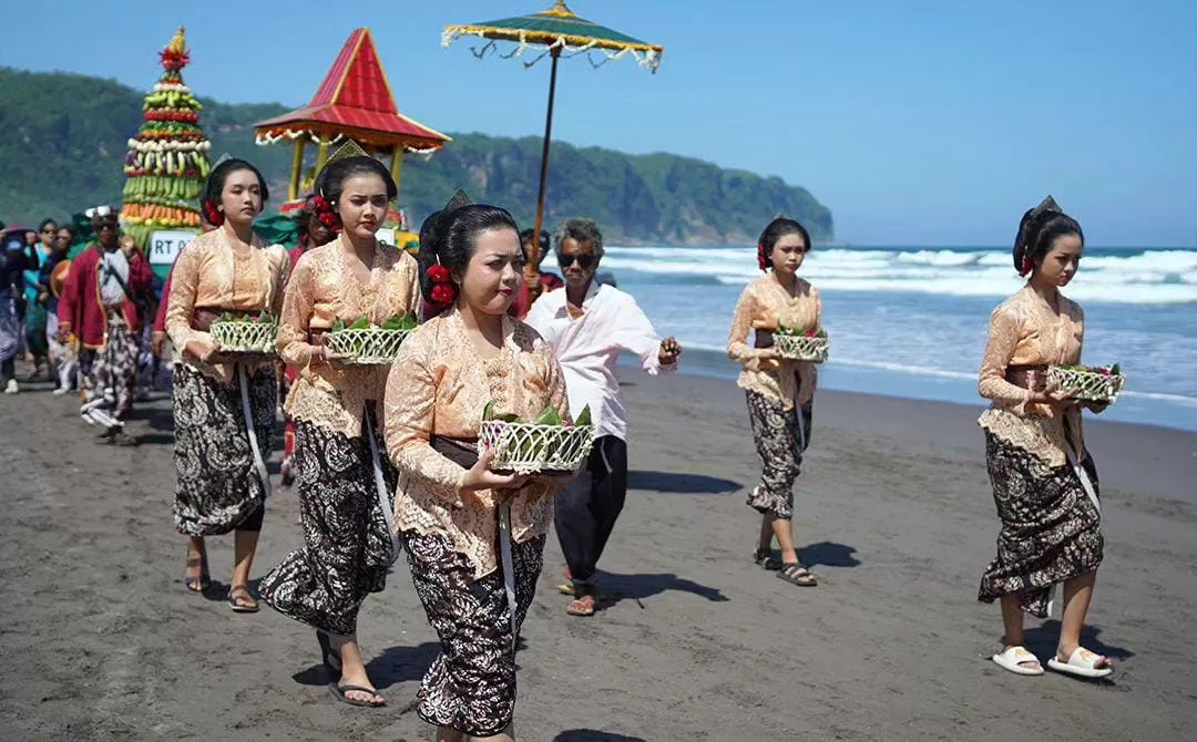 Menghormati Alam Lewat Bekti Pertiwi: Ritual Pisungsung Jaladri di Pantai  Parangtritis - Neo Historia