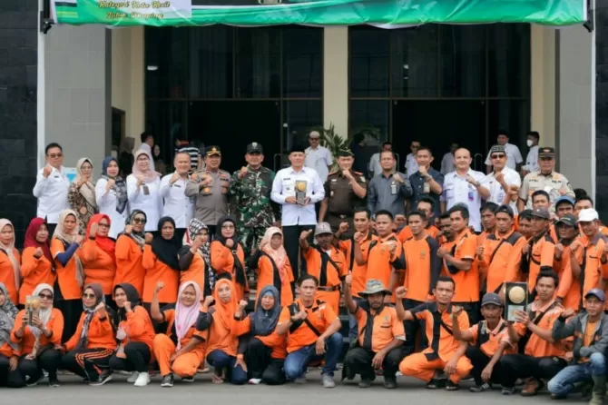 Wabup Sabar AS dan Pasukan Orange Arak Piala Adipura dari