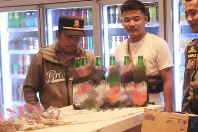 Satpol PP Padang Sita Minol Di Mini Market Dan Amankan Tujuh Remaja ...