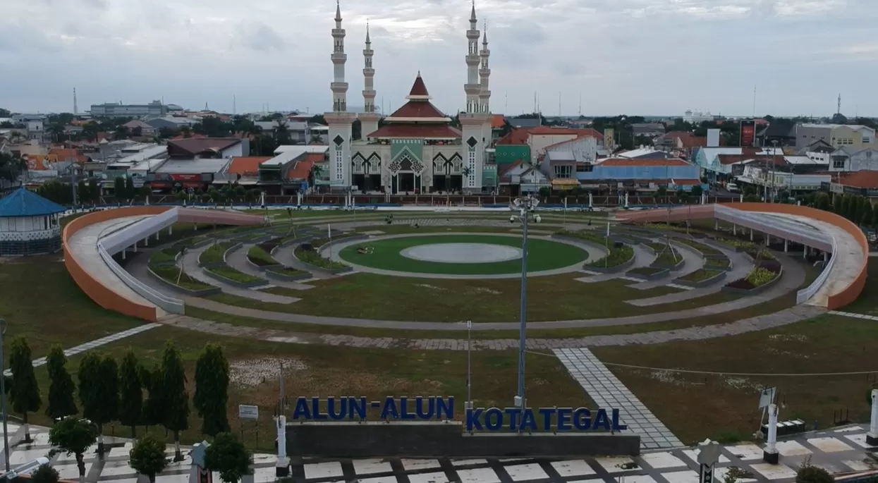 Video: Melihat Wajah Baru Alun-alun Kota Tegal dari Udara ...