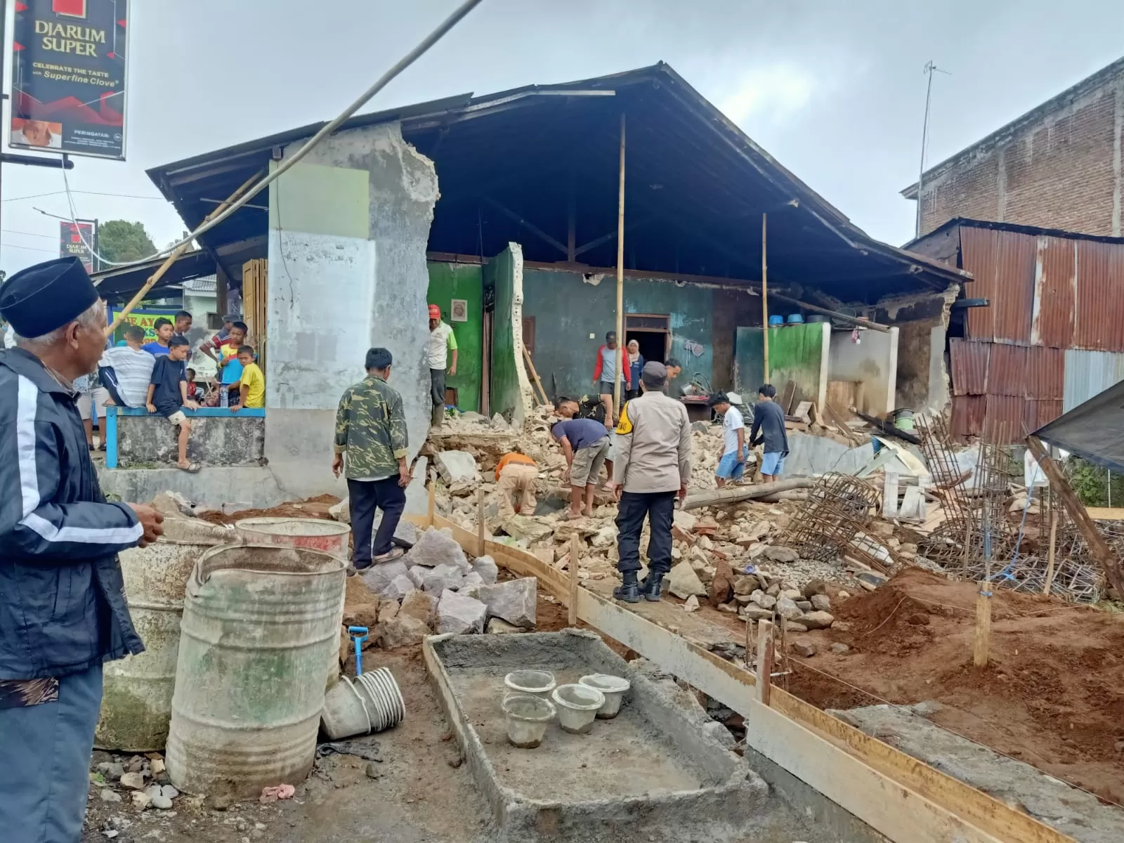 Gali Pondasi, Tiga Pekerja Bangunan Di Bojong Tertimpa Tembok Rumah ...