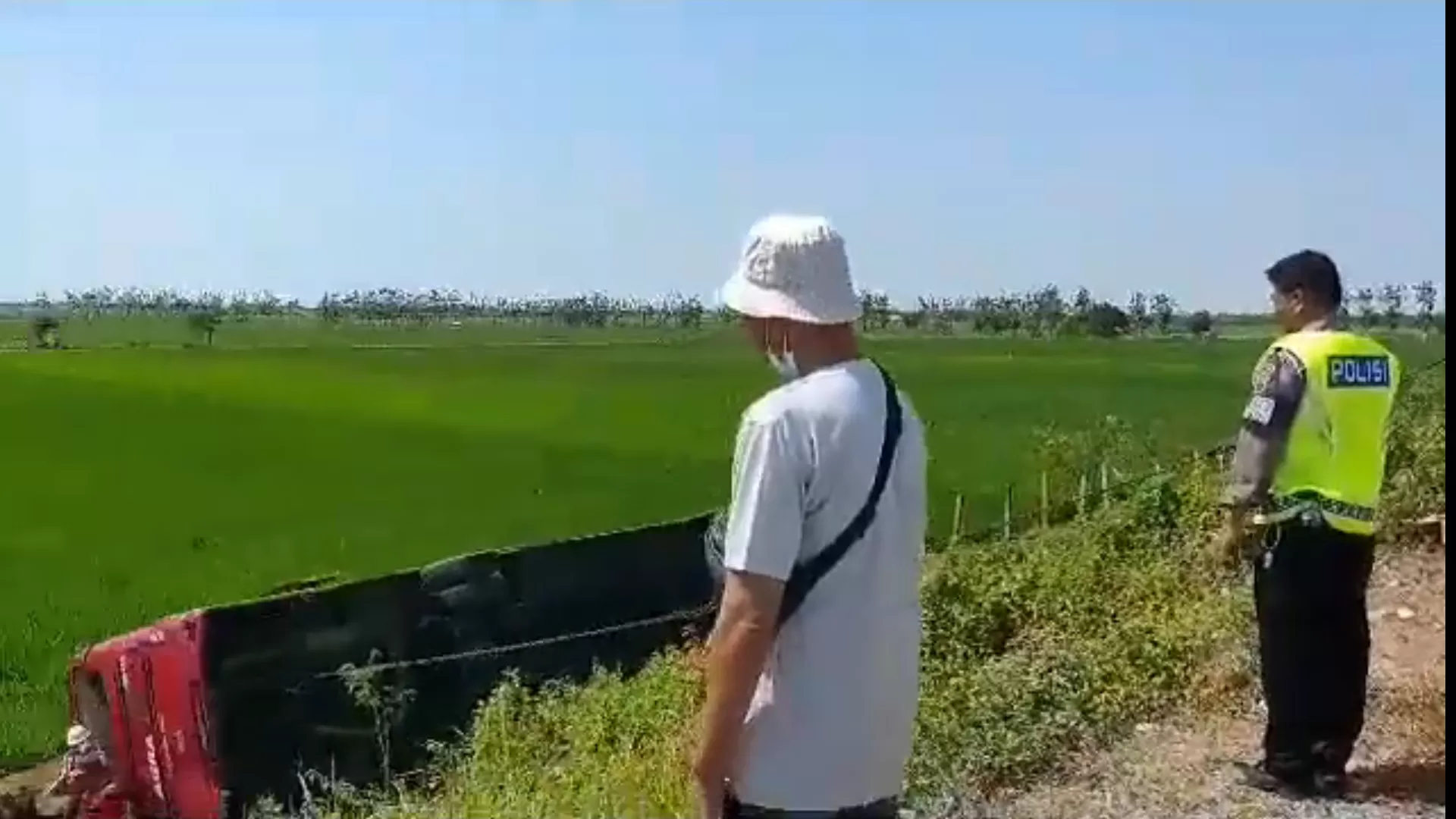 Bus Pariwisata Terjun Ke Sawah Di Tol Pejagan-Pemalang, 2 Penumpang ...