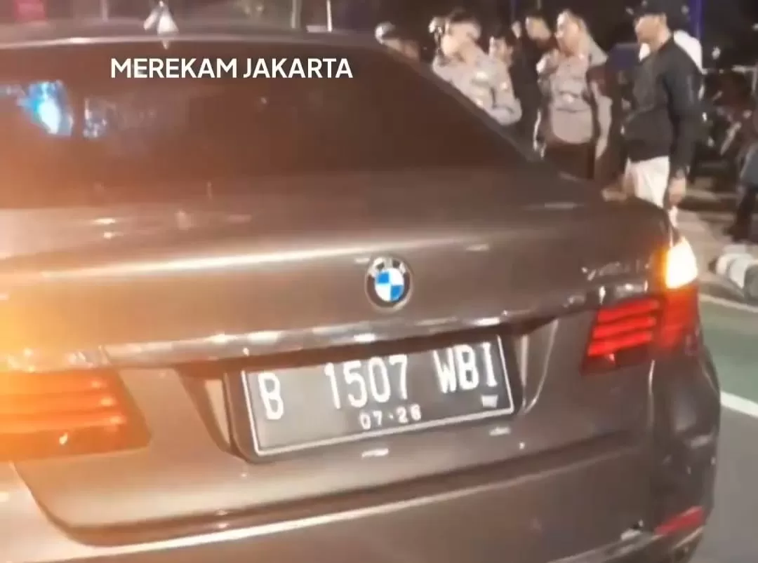 BMW Lawan Arah Sambil Ngebut Di Jalan Fatmawati Raya, Tabrak 2 Pemotor ...