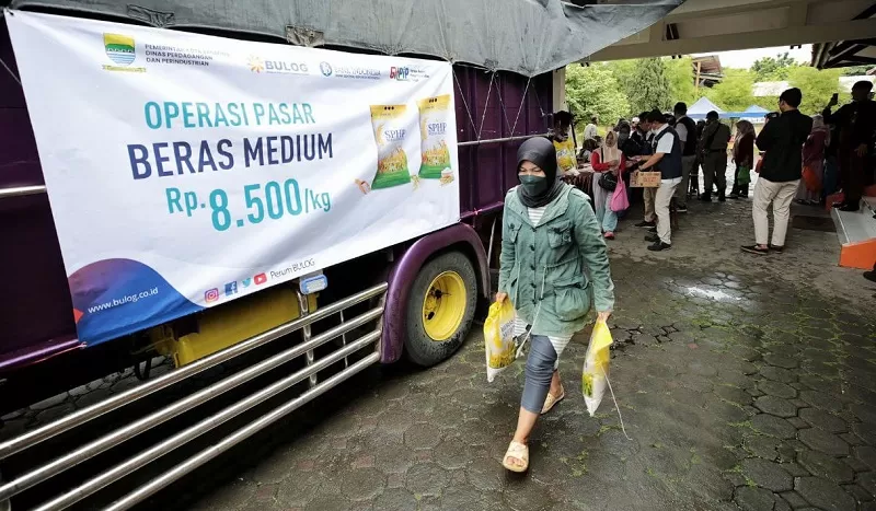 30 Ton Beras Medium Dari Pemkot Bandung Ludes Tak Sampai 1 Jam Di 3 ...