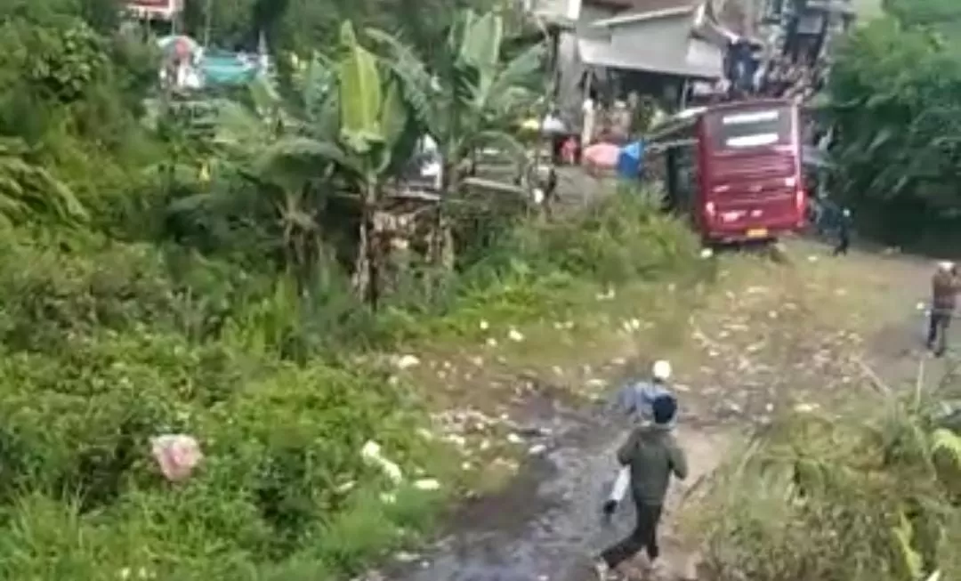 Detik-detik Bus Masuk Jurang Di Wisata Guci, Mesin Nyala Sopir Ngopi ...