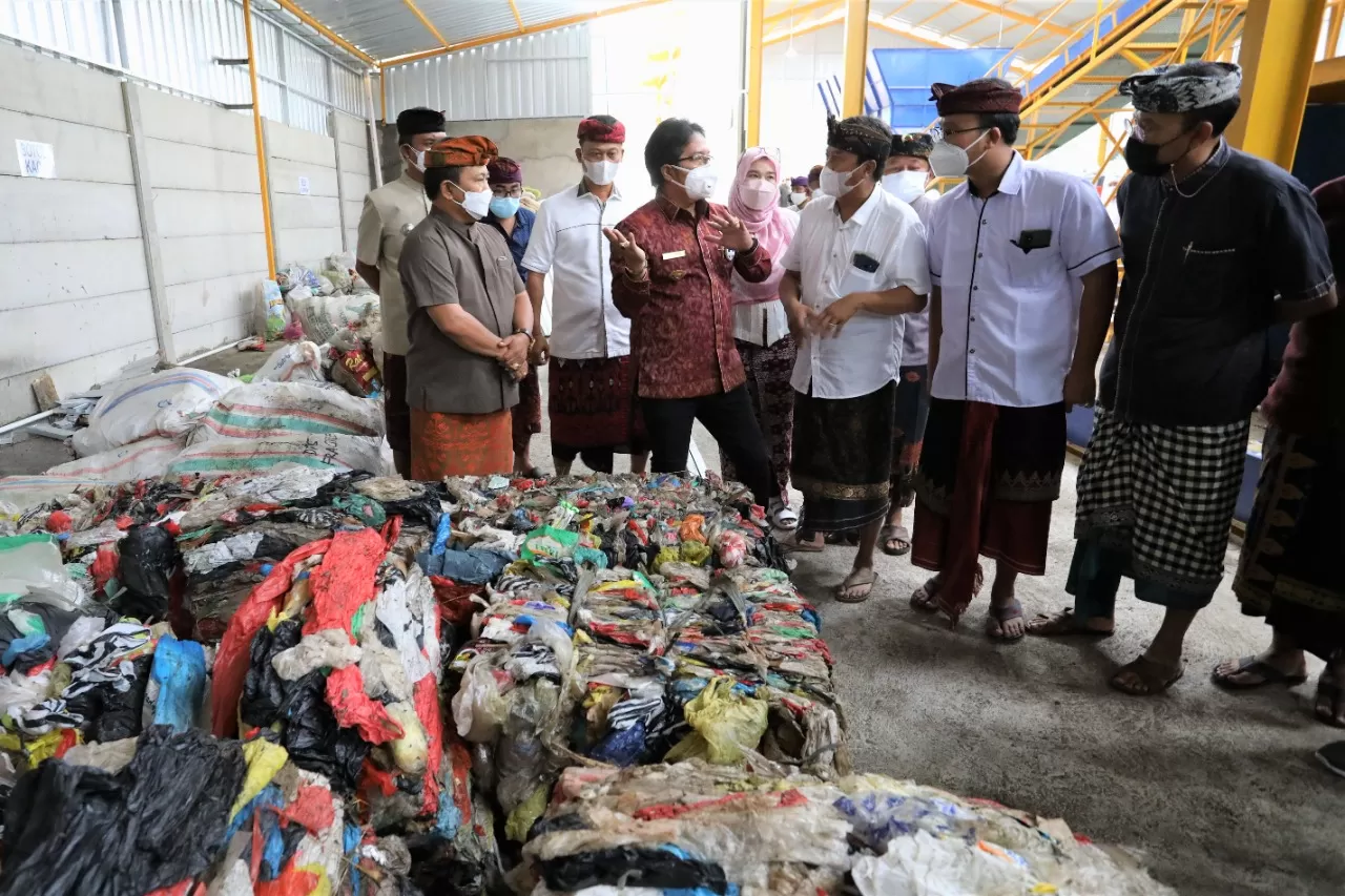 Giri Prasta Komitmen Selesaikan Masalah Sampah Di Sumber, Danone Aqua ...