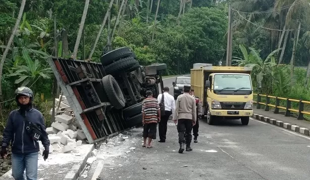 Truk Bermuatan 30 Ton Tabrak Pembatas Jembatan, Sopir Dan Kernet Luka ...