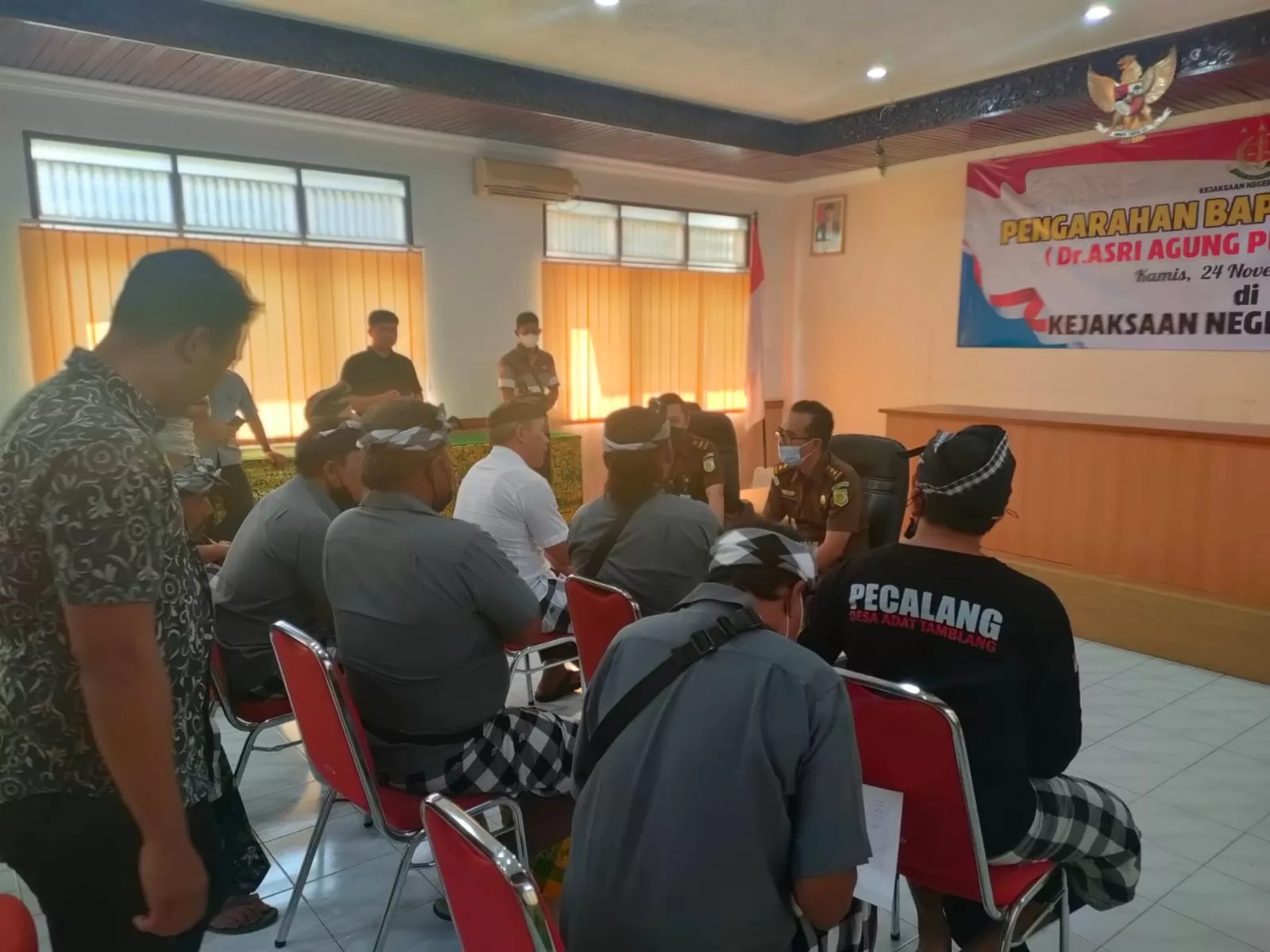 Krama Adat Tamblang Minta Mantan Ketua LPD Ditahan - Pos Bali