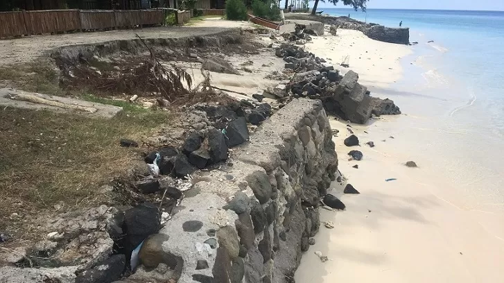 Jalan Utama Destinasi Gili Air Rusak Parah - Pos Bali