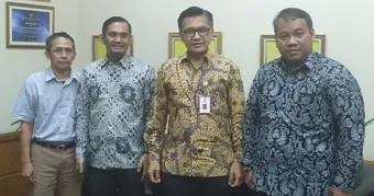 BAHAS JEMBATAN TOL: Kabag Pembangunan Setkab PPU Nicko Herlambang (kanan) saat menemui Sekretaris Utama Bappenas Himawan Hariyoga (kedua dari kanan) di Jakarta pada pekan lalu.
