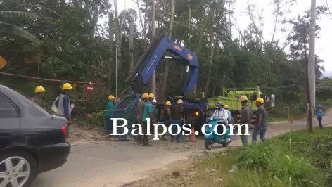 PEMANGKASAN: Petugas PLN Rayon Balikpapan Utara melakukan pemangkasan terhadap pohon di Jalan Sangga Buana RT 51 Kelurahan Graha Indah, yang nyaris nyangkut ke tiang listrik.
