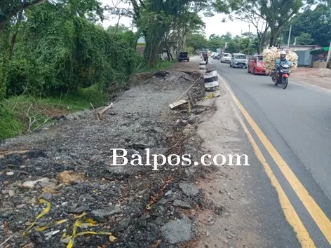 AMBLES: Jalan Soekarno-Hatta Km 10 Kelurahan Karang Joang, Balikpapan Utara, yang ambles belum juga dilakukan perbaikan.