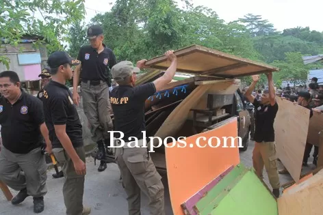 BASMI PROSTITUSI: Petugas Satpol PP saat membongkar satu persatu sekat kamar di eks lokalisasi Km 17 Karang Joang, Balikpapan Utara.