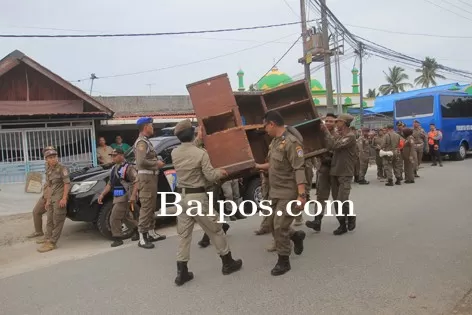 DITERTIBKAN: Ratusan personel gabungan saat kembali menertibkan eks lokalisasi Manggar Sari.