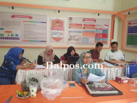 PENDAFTAR SEDIKIT: Petugas KPU Kabupaten Paser menunggu calon peserta seleksi petugas PPK yang sudah dibuka.