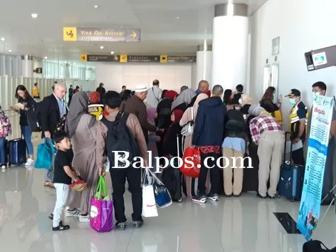DIPERKETAT: Penumpang dari penerbangan luar negeri diperiksa kesehatannya ketika tiba di Bandara SAMS Sepinggan.