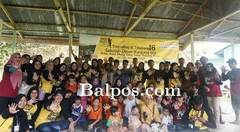 BERBAGI KEBAHAGIAAN: Para relawan 1000 Guru Balikpapan saat berfoto bersama anak-anak Kampung Adat Mului, Desa Swan Slutung, Kecamatan Muara Komam, Kabupaten Paser.