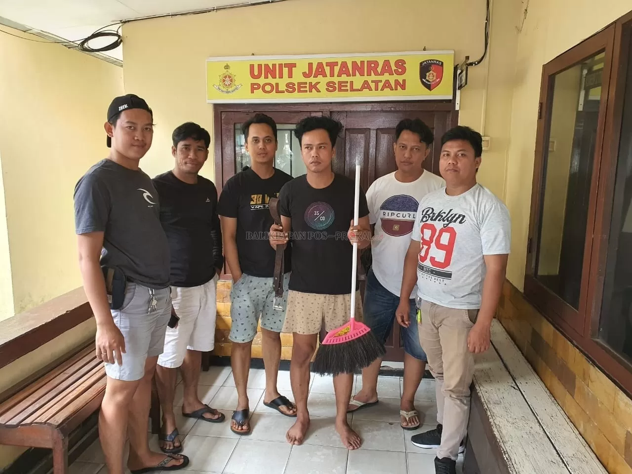 DIRINGKUS: Asrianto (30) ditangkap personel Polsek Balikpapan Selatan di tempat persembunyian setelah tega menganiaya pacar sendiri.