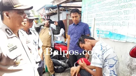 GENERASI MABUK: Kapolsek Balikpapan Barat Kompol Imam Tauhid bersama tim gabungan TNI, BNNK, Kecamatan dan Kelurahan menemukan seorang remaja asyik mabuk lem.