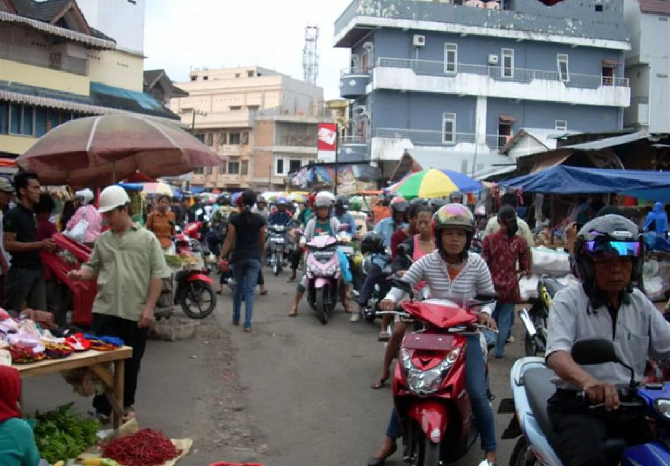 SEMRAWUT: Pasar Pandansari sering menjadi sorotan lantaran pedagangnya banyak yang bejualan di bahu jalan.
