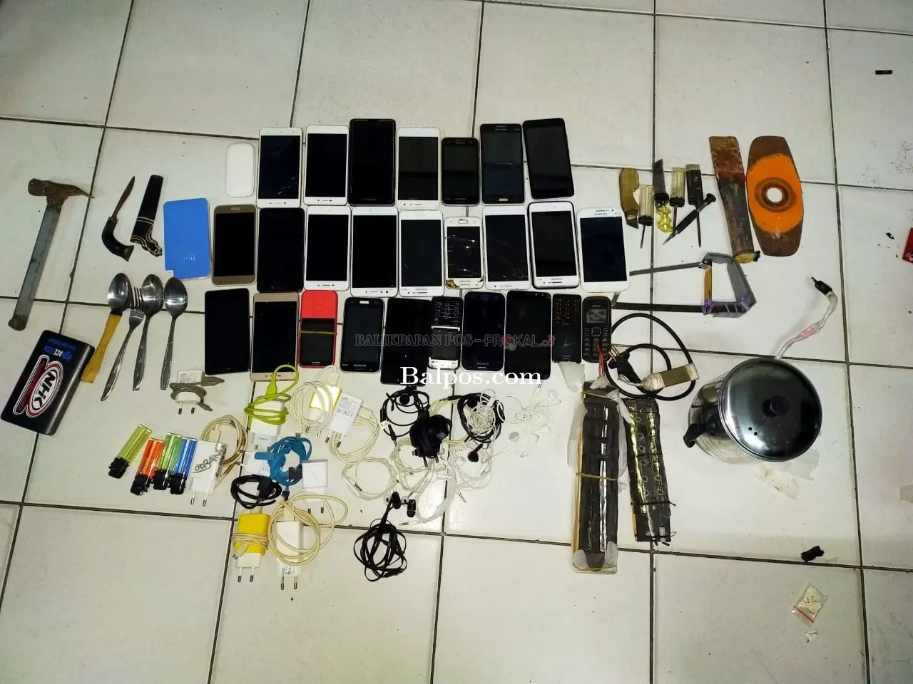 DIRAZIA: Razia yang digelar Rutan Klas II B Balikpapan berhasil menemukan ratusan barang terlarang diantaranya handphone, charger, hingga sajam.
