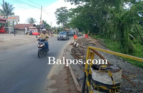 HATI-HATI: Jalan ambles di kawasan Jalan Soekarno-Hatta Km 12 Kelurahan Karang Joang, Balikpapan Utara butuh perhatian serius.